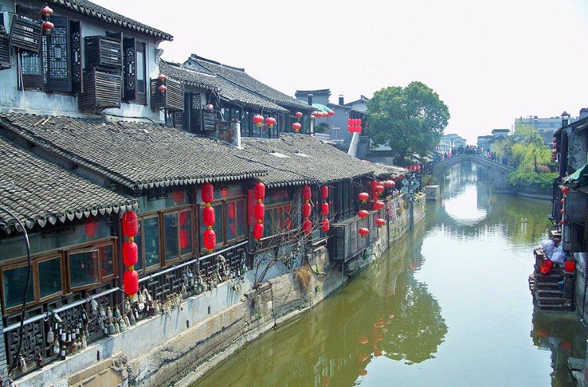 习近平会见安提瓜和巴布达总理布朗